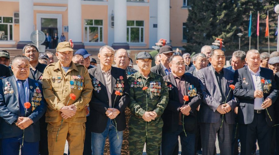 В Семее в честь 7 мая – Дня защитника Отечества возложили цветы к памятнику воинам-интернационалистам