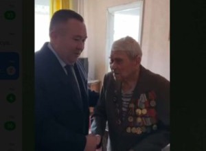 Аким города Нурбол Нурсагатов поздравил ветерана Великой Отечественной войны