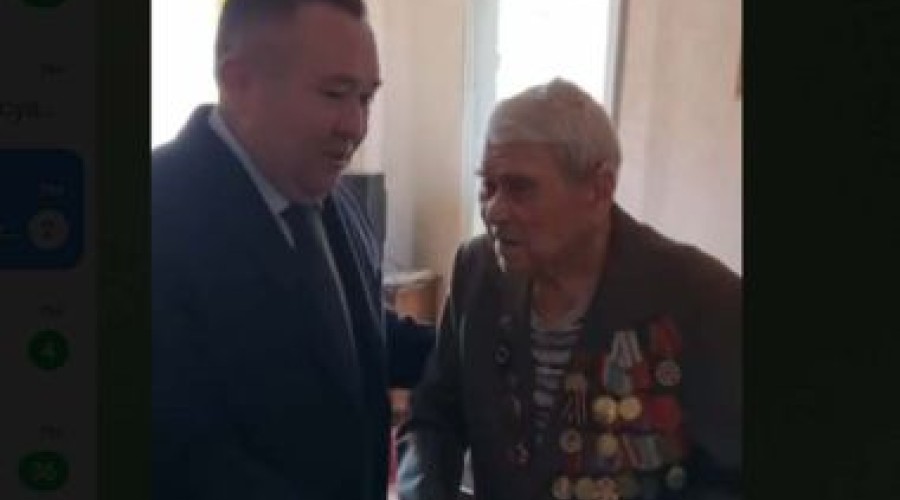 Аким города Нурбол Нурсагатов поздравил ветерана Великой Отечественной войны