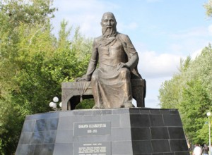 Памятник Шакариму Кудайбердиеву