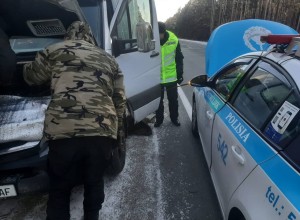 Полицейские области Абай помогают застрявшим водителям на трассе