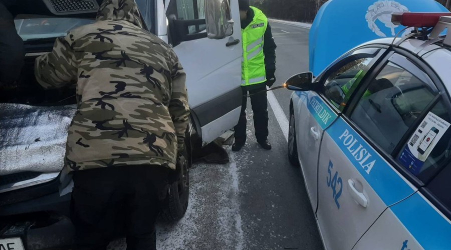 Полицейские области Абай помогают застрявшим водителям на трассе
