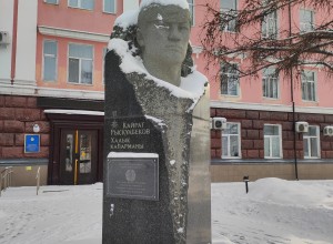 Памятник Кайрату Рыскулбекову