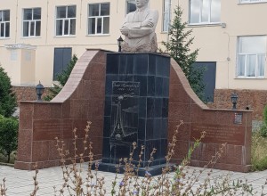 Памятник Амре Кашаубаеву