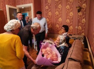 108-летнюю жительницу Семея поздравил аким города