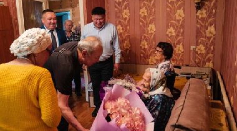 108-летнюю жительницу Семея поздравил аким города