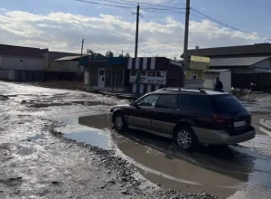 Жители двух областных центров бьют тревогу из-за воды на городских дорогах