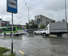 «Приходится нарушать»: последствия дождя в Семее затруднили передвижение пешеходам