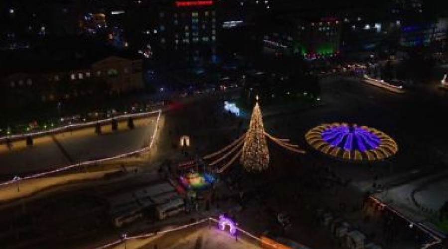 В Семее торжественно зажгли главную елку