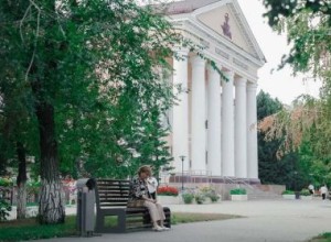 Замена и установка новых скамеек и урн проходит в городе Семей