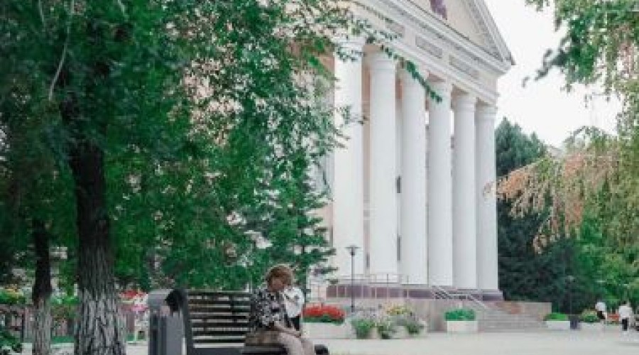 Замена и установка новых скамеек и урн проходит в городе Семей