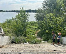 «Ни дорог, ни воды, ни освещения»: жители Паруса жалуются на отсутствие благоустройства