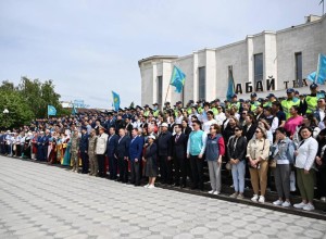 Более 1000 человек исполнили гимн РК в Семее