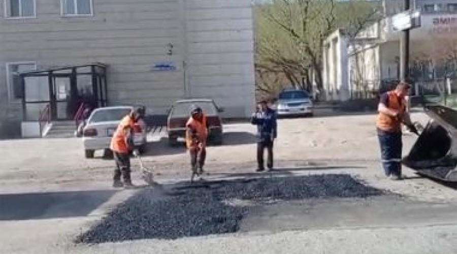 В городе ведутся работы по ямочному ремонту дорожного полотна