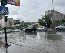 «Приходится нарушать»: последствия дождя в Семее затруднили передвижение пешеходам