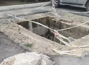 Опасная яма образовалась в одном из дворов Семея