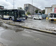 «Приходится нарушать»: последствия дождя в Семее затруднили передвижение пешеходам