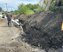 «Водопровод прокладывают с нарушениями»: семейчане обвиняют подрядчика в некачественной работе