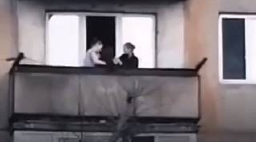 Плакала, кричала и звала на помощь: две женщины удерживали девочку на балконе в Семее  