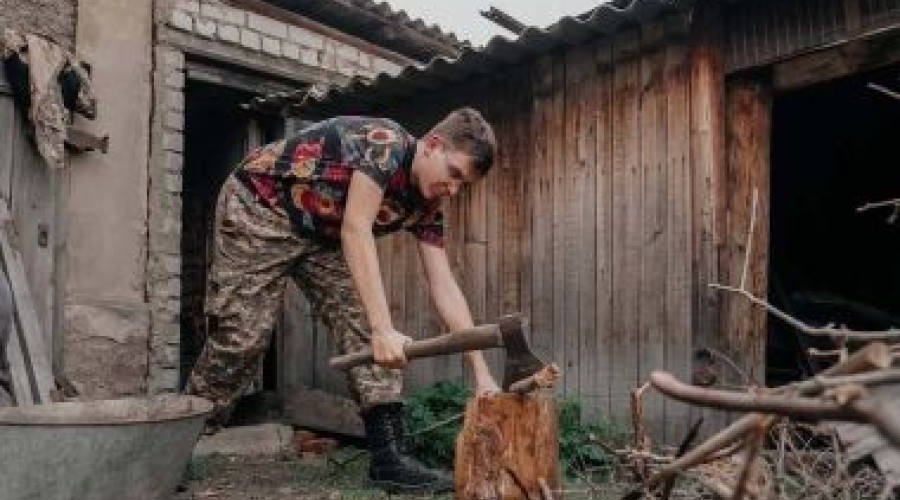 Неделя «Өнегелі ұрпақ»: студенты очистили двор одинокой пенсионерки