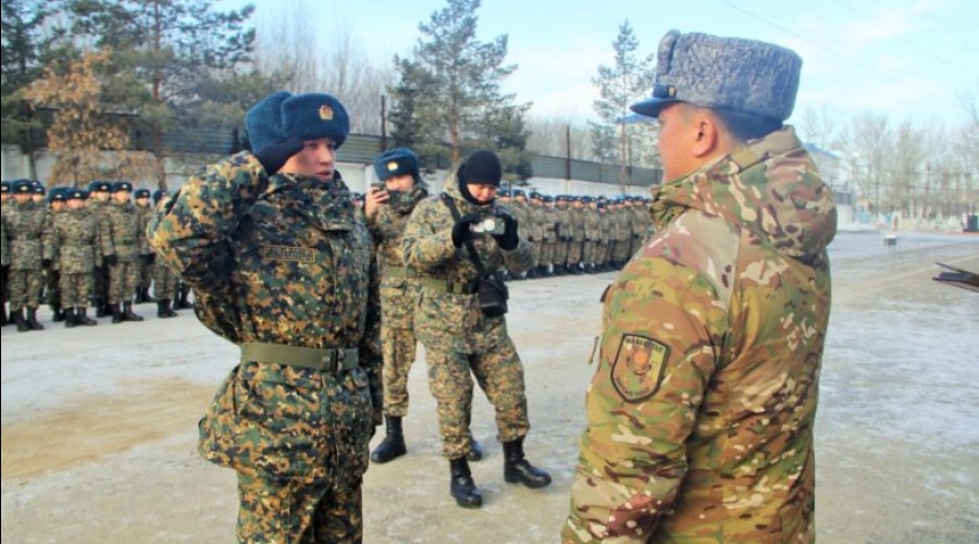 В Семее чествовали увольняемых в запас гвардейцев 