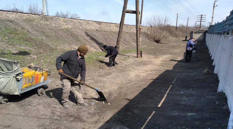 Мусор вдоль железной дороги начали убирать в Семее