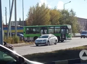 Маршрутный автобус проскакивает остановки целого района в Семее