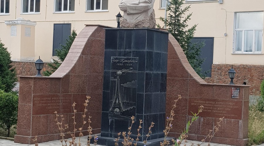 Памятник Амре Кашаубаеву
